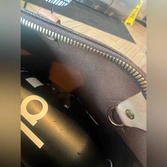 not for sell. Too old
Louis Vuitton Monogram Speedy 25 with Bandouliere strap - Picture 6 of 7